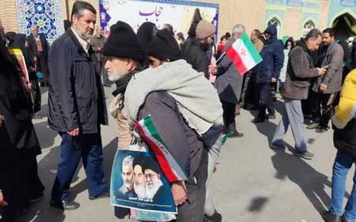 حضور عجیب یک پیرمرد قمی با فرزند معلولش در راهپیمایی 22 بهمن حضور عجیب یک پیرمرد قمی با فرزند معلولش در راهپیمایی 22 بهمن